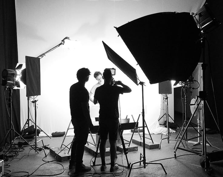 🎬🎥🎬 #repost bigbangfilm equipment #onset #schooting #commercial #studio #white #screen #chimera #arri #sony #oddysey #hmi #doublefull #kinoflo #filmlife #setlife #griplife #gripdept @nomono @flovcreative #chas